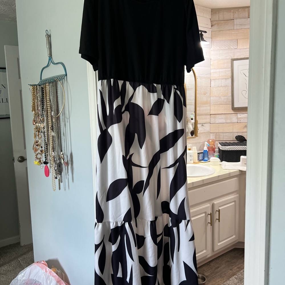 Elegant Black and White Maxi Dress